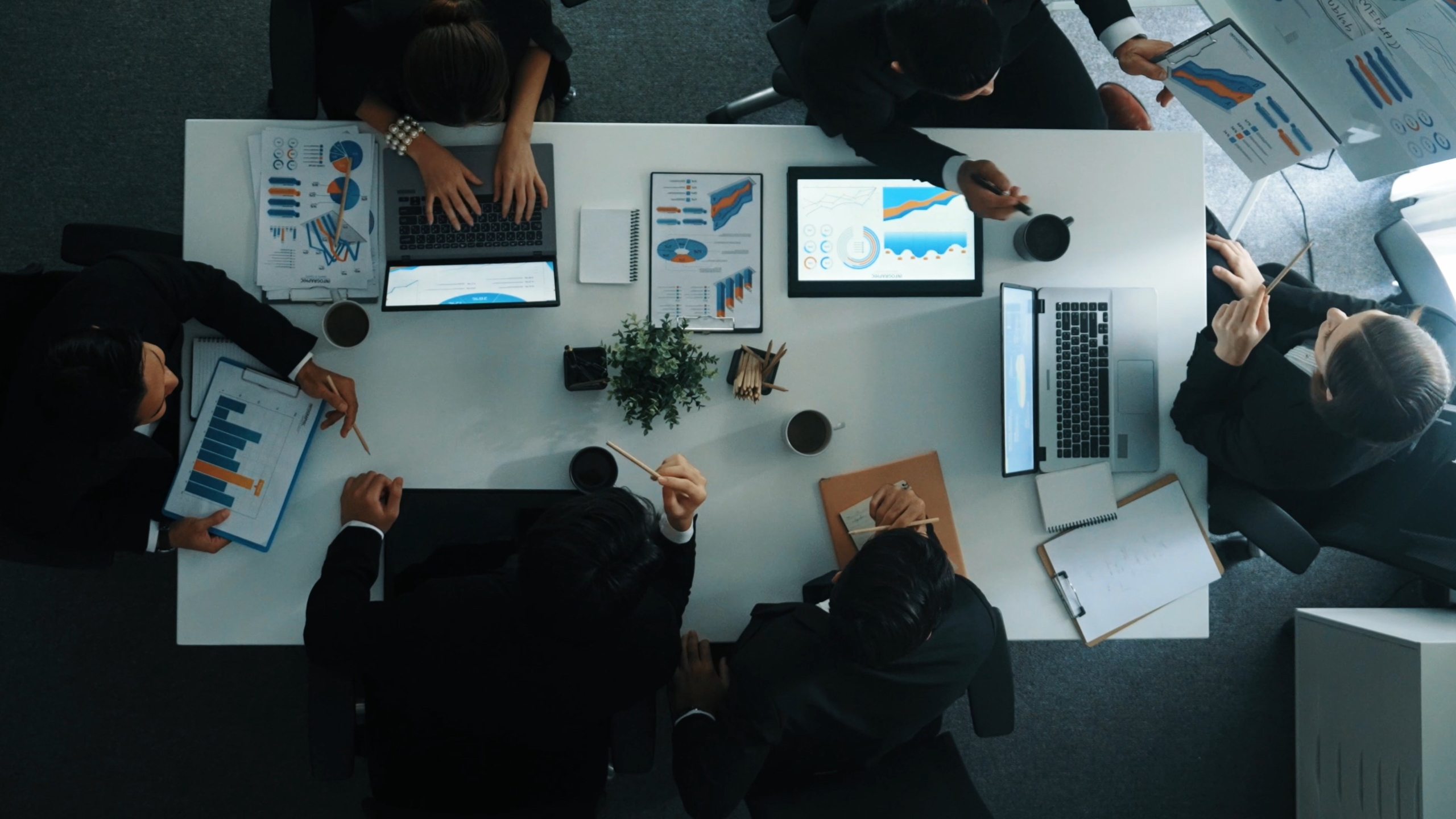 Top view of businesswoman point at graph on whiteboard. Time lapse. Directorate. Dienstleistung & Service Gerätebau,Apparatebau,ERP,Software,APplus | COBUS ConCept